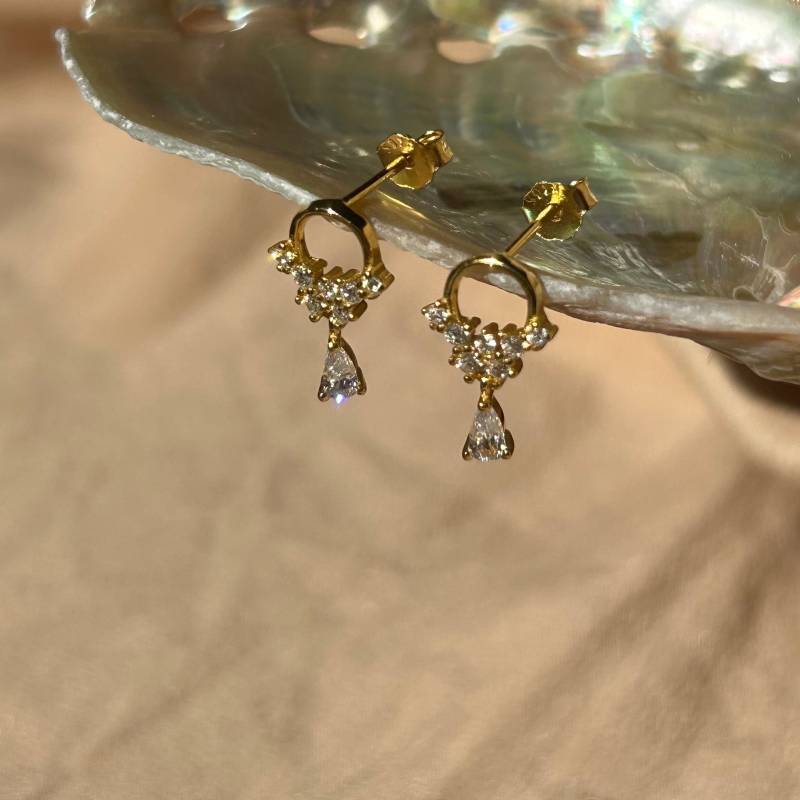 Kranz Pear Charm Cz Bolzen Vermeil Ohrringe von CECILIAINTHESUMMER