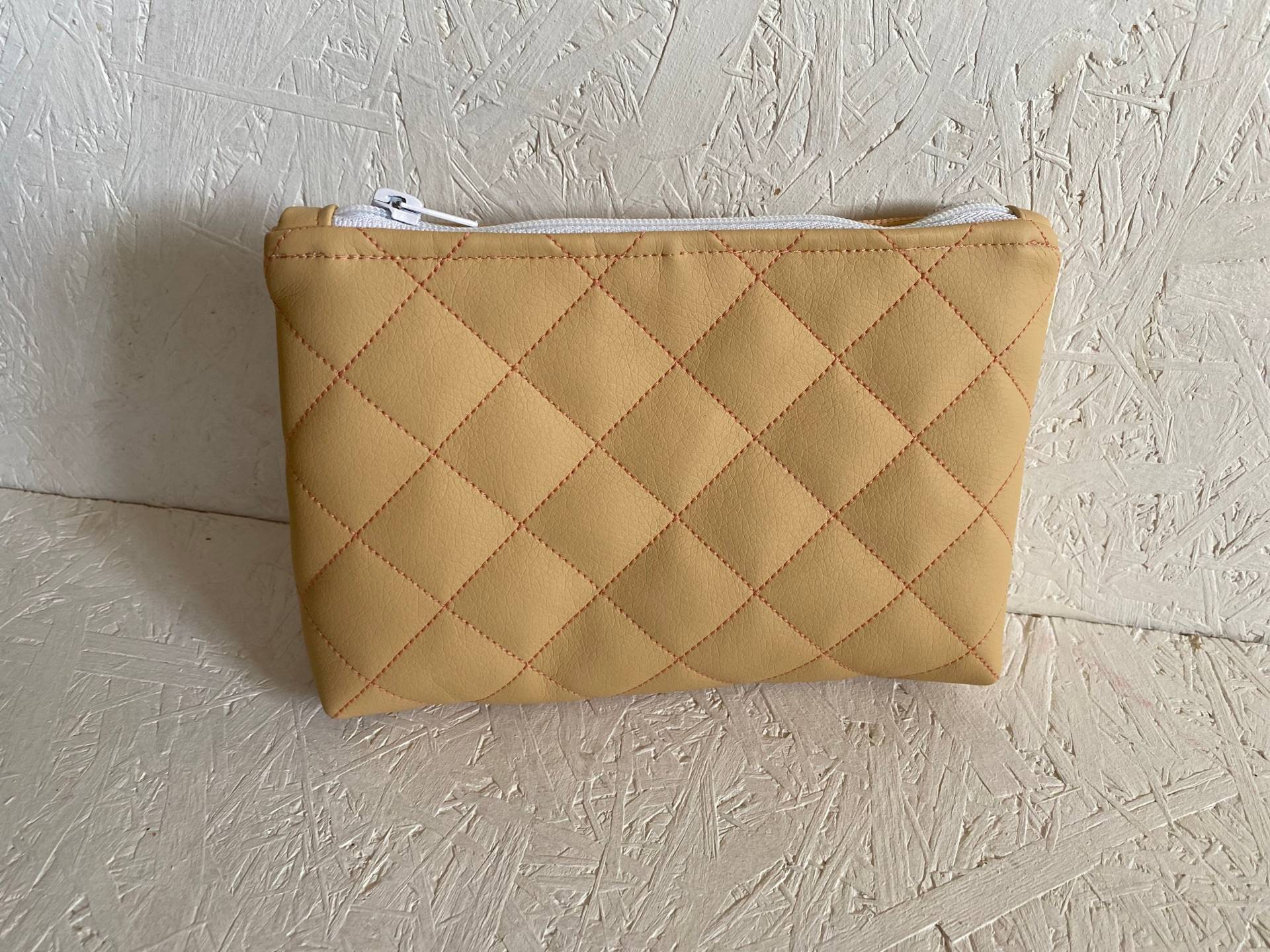 Beige Kunstleder/Tasche Frauen Gesteppte Schminktasche/Reise-Reißverschlusstasche/Geschenk Für Frauen/Beige Kosmetiktasche von CELINICRAFTS