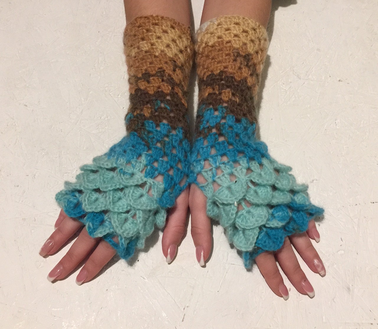 Drachen Armstulpen Krokodilstich Damen Fingerlose Handschuhe Drachenschuppe Geschenk Accessoire von CELINICRAFTS