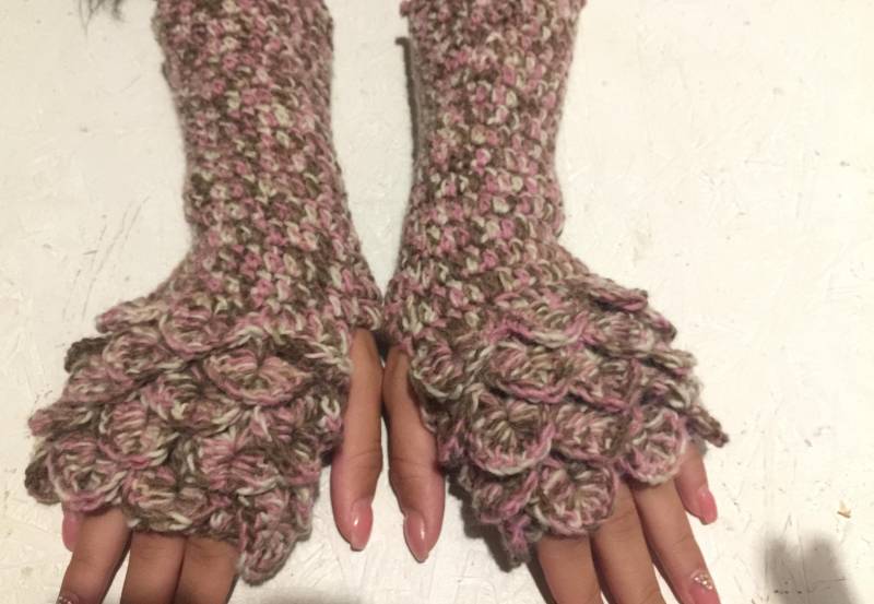 Drachenschuppen Handschuhe Armstulpen Frauen Fingerlose Gehäkelte Damen Drachenschuppe Geschenk Accessoire von CELINICRAFTS