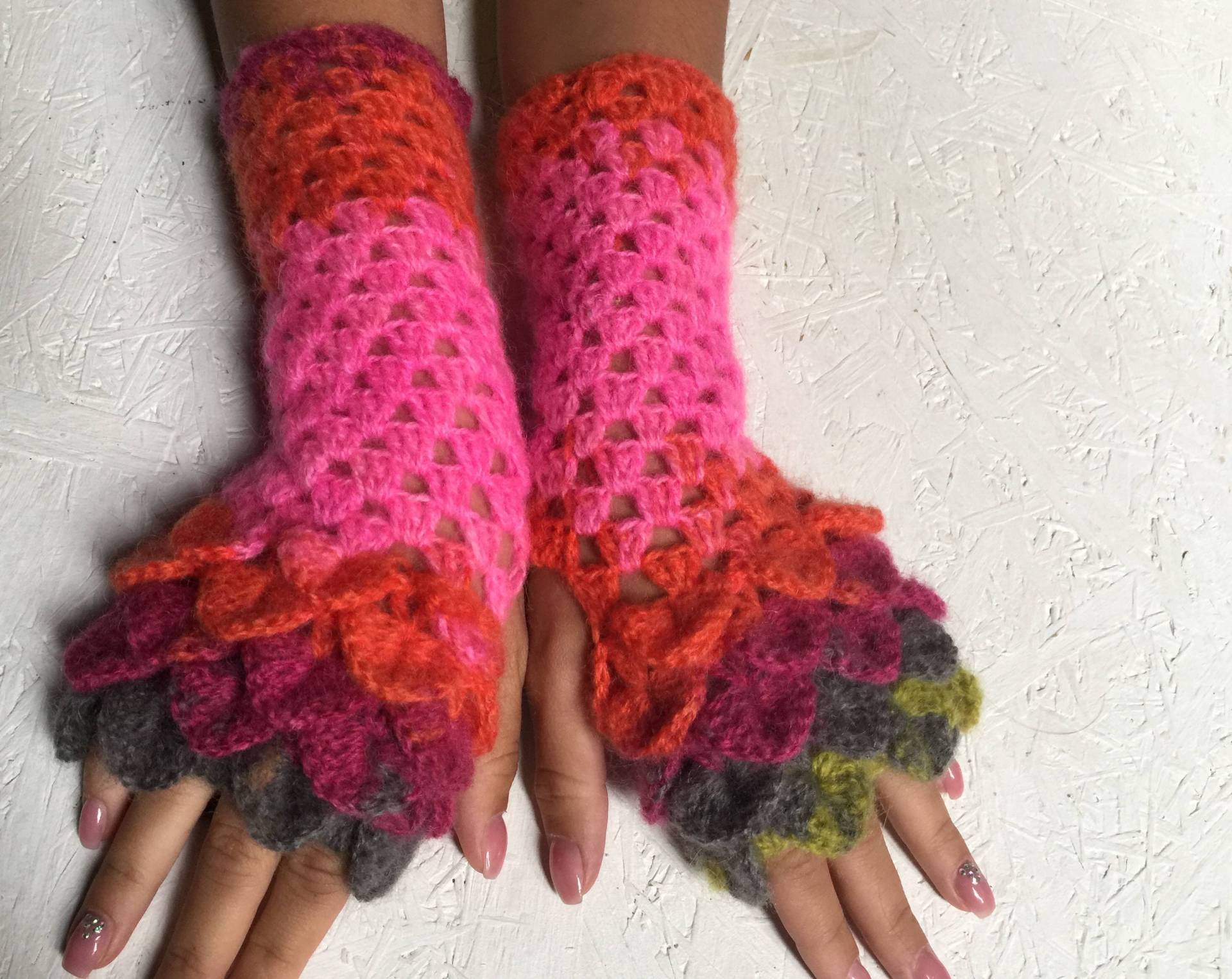 Drachenschuppen Handschuhe Armstulpen Frauen Fingerlose Gehäkelte Damen Drachenschuppe Geschenk Accessoire von CELINICRAFTS