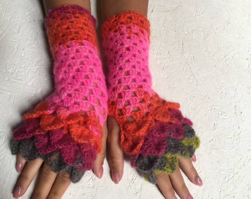 Drachenschuppen Handschuhe Armstulpen Frauen Fingerlose Gehäkelte Damen Drachenschuppe Geschenk Accessoire von CELINICRAFTS