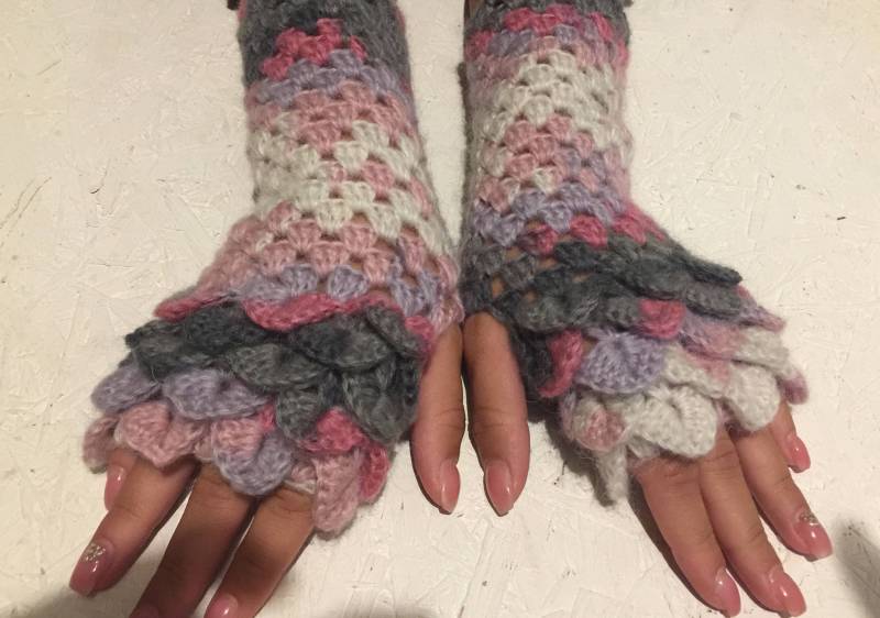 Drachenschuppen Handschuhe Armstulpen Frauen Fingerlose Gehäkelte Damen Drachenschuppe Geschenk Accessoire von CELINICRAFTS