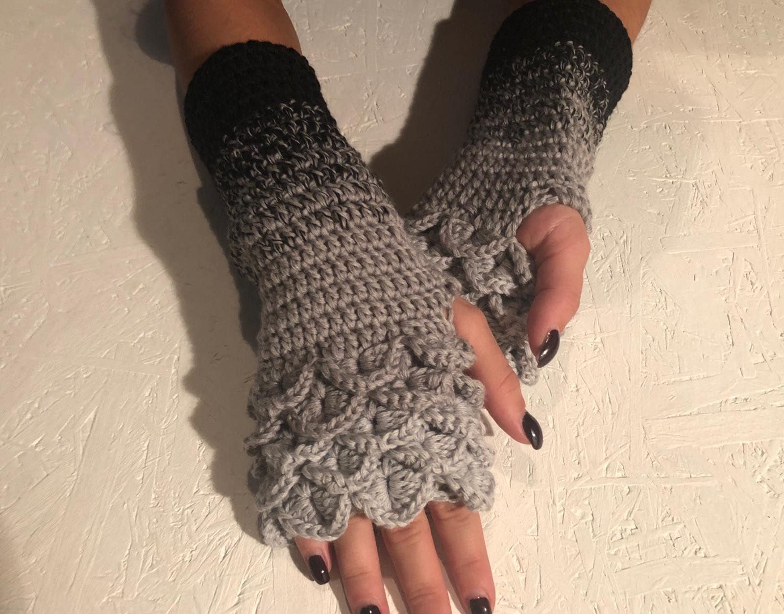 Drachenschuppen Handschuhe Fingerlose Gehäkelte Armstulpen Frauen Handgefertigt, Winteraccessoire von CELINICRAFTS