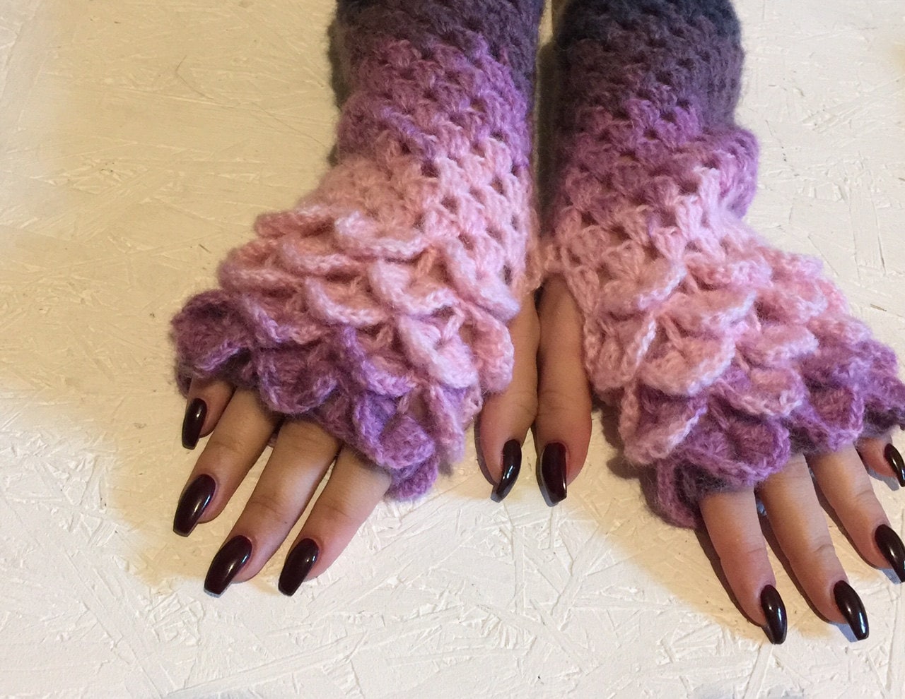 Fingerlose Frauen Fingerlose Handschuhe Drachenskala Arm Warmwasserschutz von CELINICRAFTS
