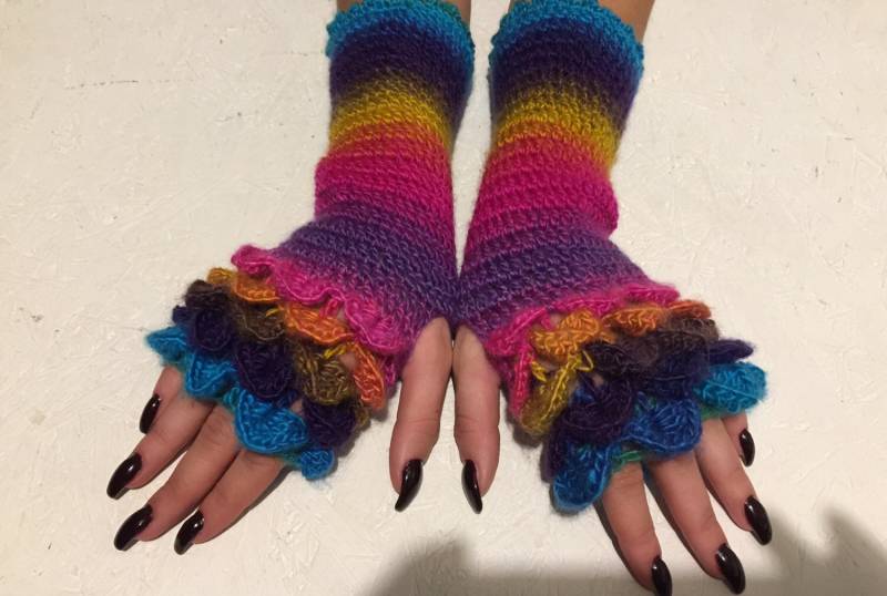 Fingerlose Handschuhe Frauen Armstulpen Drachen-Skala Damen Winter Geschenk Accessoire von CELINICRAFTS