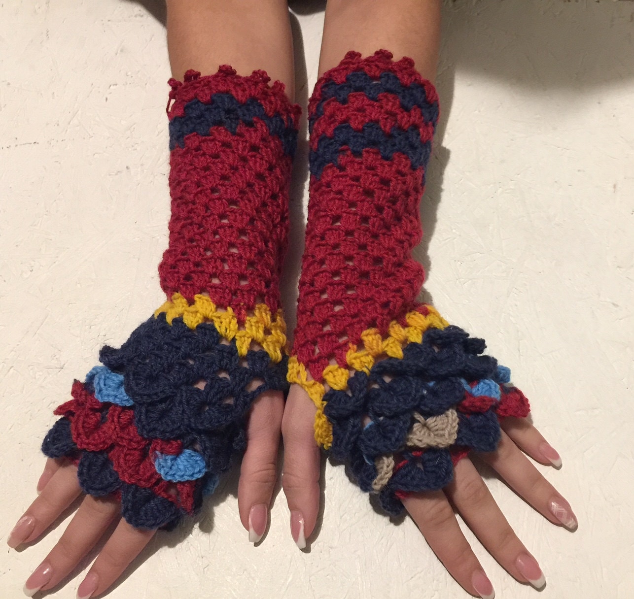 Gehäkelte Armstulpen Drachen Damen von CELINICRAFTS