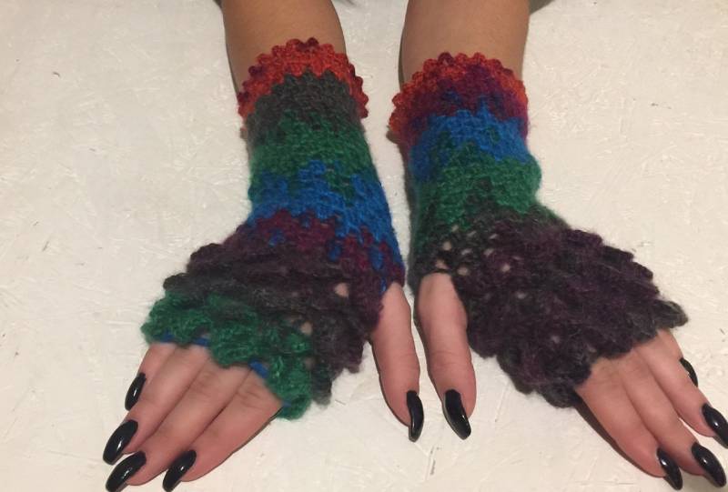 Gehäkelte Armstulpen -Fingerlose -Weihnachtsgeschenk-Handschuhe Damen - Gestrickte Drachen von CELINICRAFTS