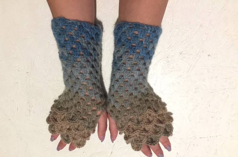 Gehäkelte Armstulpen Für Frauen Drachenschuppe Gehäkelte Geschenk Accessoire von CELINICRAFTS