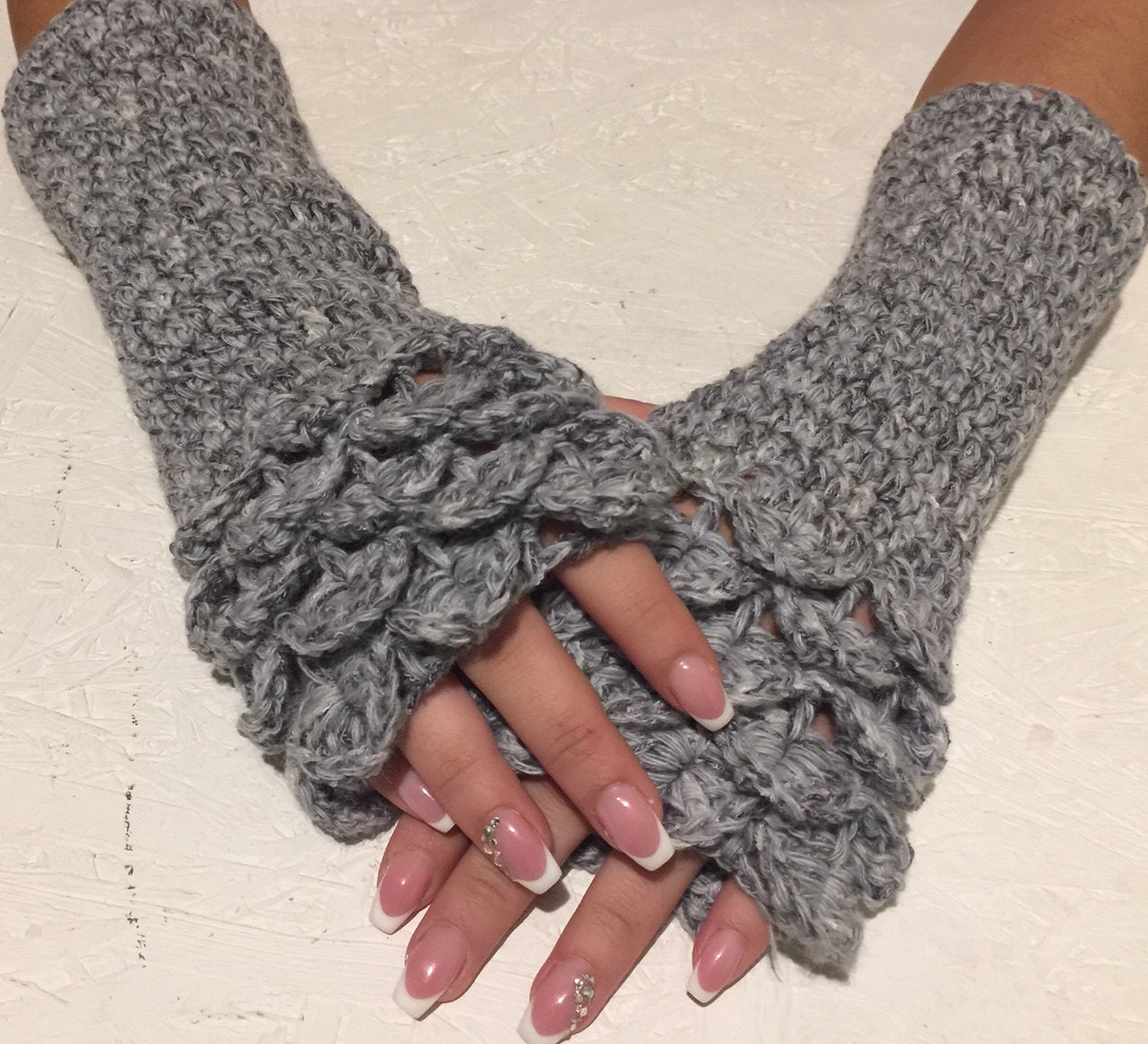 Gehäkelte Armstulpen Für Frauen Drachenschuppe Gehäkelte Geschenk Accessoire von CELINICRAFTS