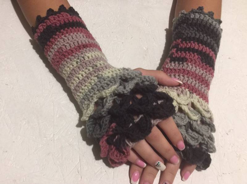Gehäkelte Armstulpen Für Frauen Drachenschuppe Gehäkelte Geschenk Accessoire von CELINICRAFTS