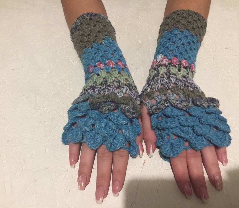 Gehäkelte Armstulpen Für Frauen Drachenschuppe Gehäkelte Geschenk Accessoire von CELINICRAFTS