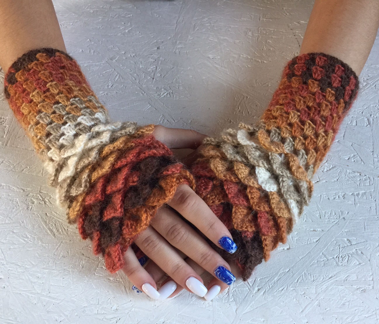 Gehäkelte Armstulpen Für Frauen Drachenschuppe Gehäkelte Geschenk Accessoire von CELINICRAFTS