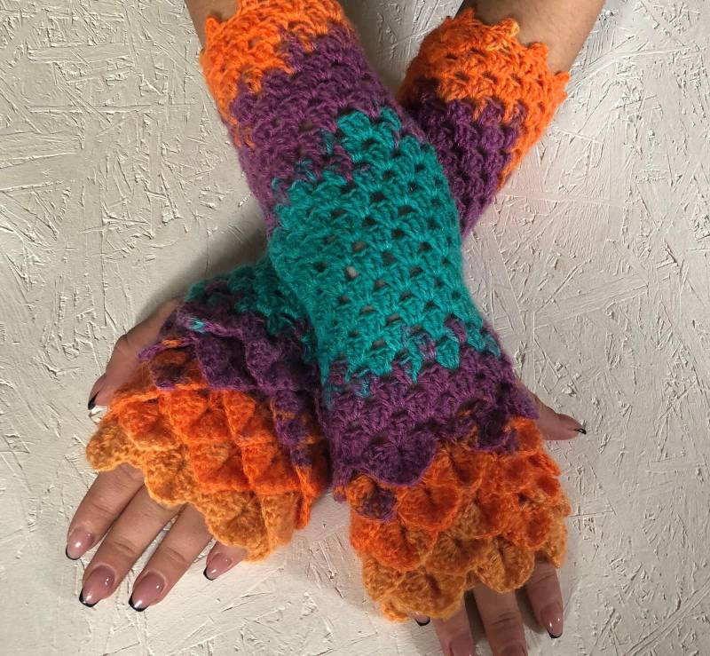 Gehäkelte Damen Armstulpen Drachenschuppe Gestrickte Geschenk Accessoire Sofort Versandfertig von CELINICRAFTS