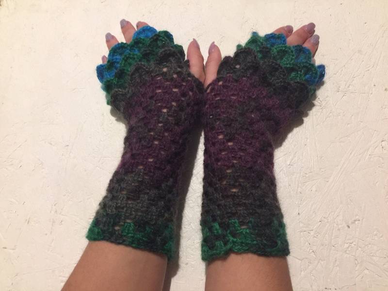 Gehäkelte Drachenschuppen Handschuhe Armstulpen Winter Geschenk Accessoire von CELINICRAFTS