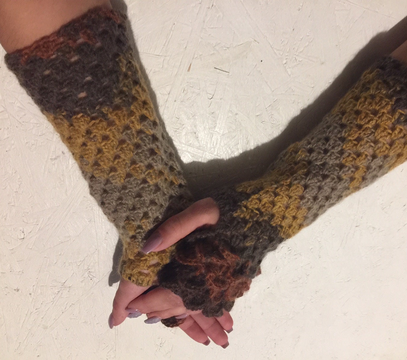 Gehäkelte Fingerlose Handschuhe /Frauen Armstulpen/Geschenk Winter Accessoire Versandfertig von CELINICRAFTS