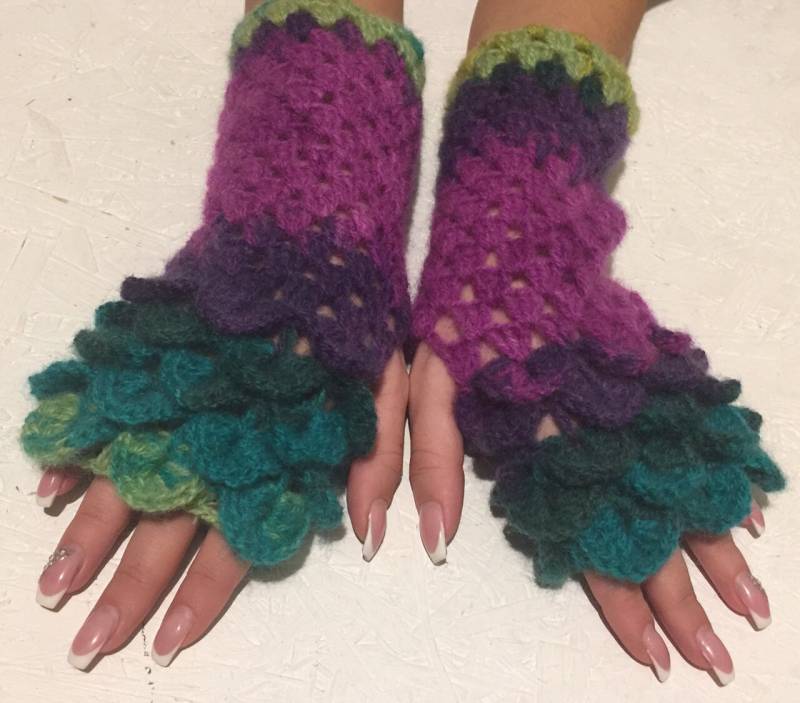 Gehäkelte Fingerlose Krokodilhandschuhe Frauen Armstulpen Drachenschuppe Geschenk Accessoire von CELINICRAFTS