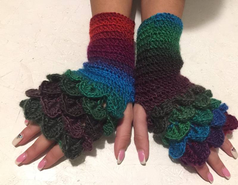 Gehäkelte Handschuhe Drachenschuppen Damen Armstulpen Winter Geschenk Accessoire von CELINICRAFTS