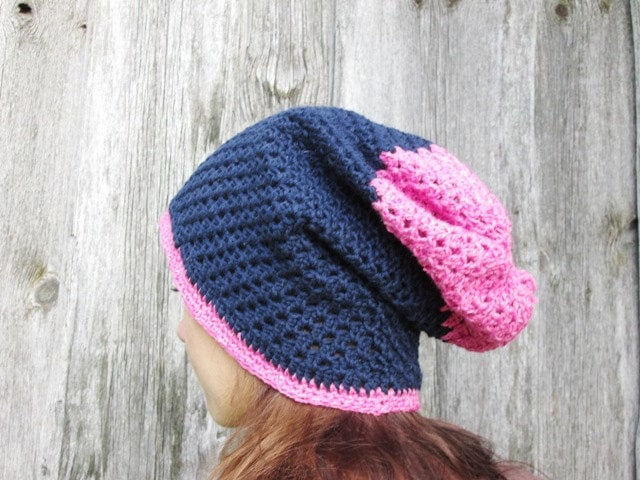 Gehäkelte Wintermütze Hand Damen Slouchy , Dunkelblau Mit Rosa, Accessoires, Wärmer von CELINICRAFTS