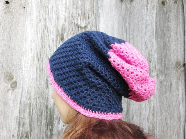 Gehäkelte Wintermütze Hand Damen Slouchy , Dunkelblau Mit Rosa, Accessoires, Wärmer von CELINICRAFTS