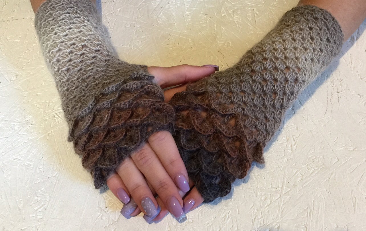 Geschenk, Drachenschuppen Handschuhe, Fingerlose Gehäkelte Damen Drachenschuppe, Armstulpen, Geschenk-Accessoire, Braune Handschuhe von CELINICRAFTS