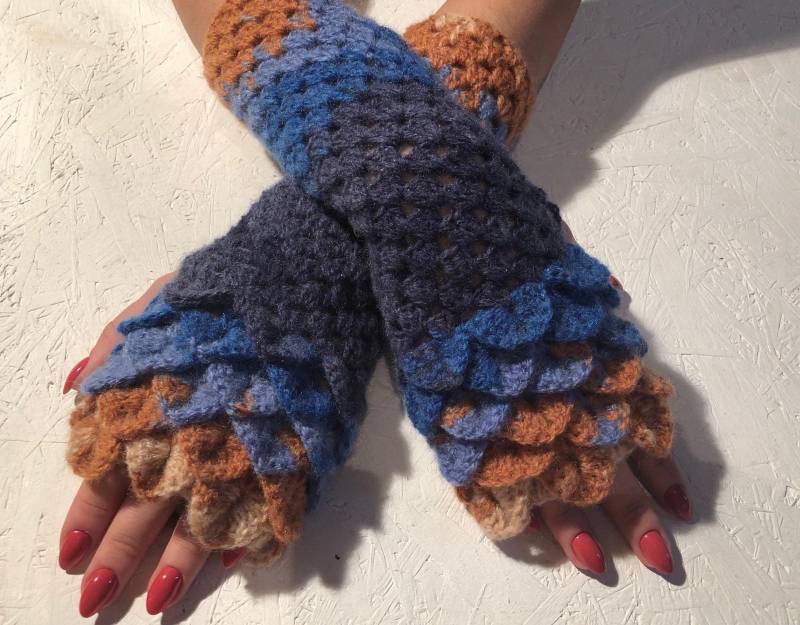 Geschenk Für Sie - Weihnachtsgeschenk Damen Handschuhe/Fingerlose Drachen Armstulpen von CELINICRAFTS