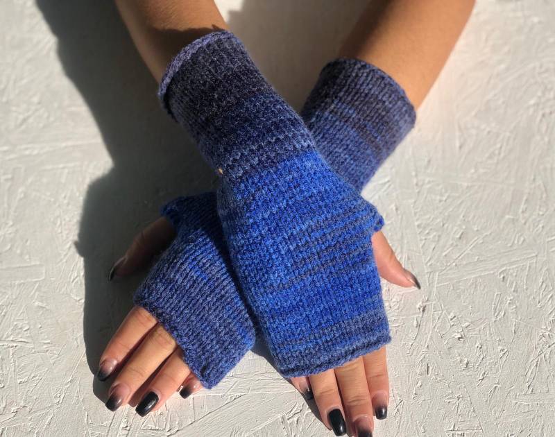 Gestrickte Blaue Lange Armstulpen Boho Handschuh Frauen Fingerlos Mismatched Handgelenk von CELINICRAFTS