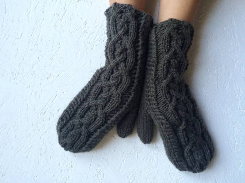 Gestrickte Grüne Frauen Strickhandschuhe Mit Zopfmuster, Damen Handschuhe Handgemachte Winter Zubehör Armwärmer Bereit Zu Versenden von CELINICRAFTS
