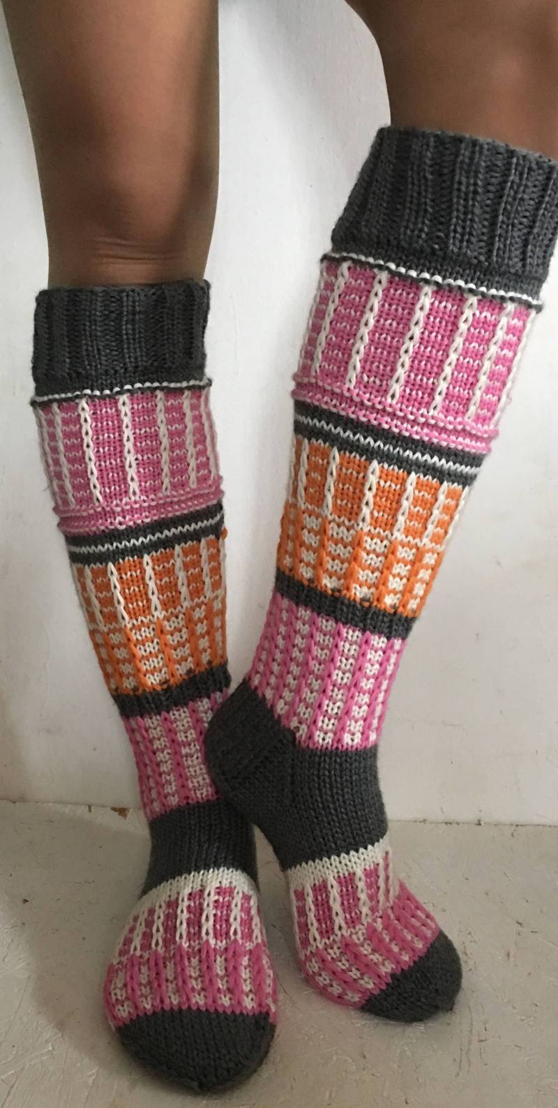 Handgestrickte Haussocken Frauen Accessoires, Gestrickte Socken, Kniestulpen von CELINICRAFTS
