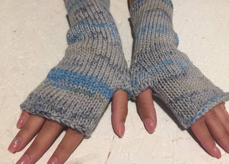 Neu Graue Frauen Geschenk Handschuhe, Lange Armstulpen, Strick Boho Handschuh, Fingerlos, Handgelenk Lange Armstulpen. Sofort Versandfertig von CELINICRAFTS