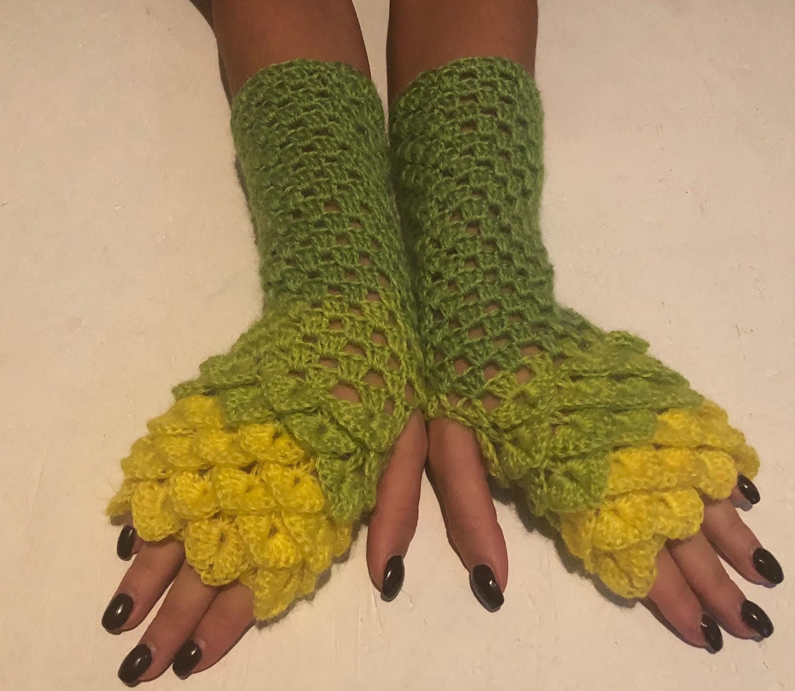 Neu fingerlose Armstulpen, Drachenschuppen Stulpen Frauen Fingerlose Gehäkelte Armstulpen Herbst Fingerlose, Krokodilstäbchen von CELINICRAFTS