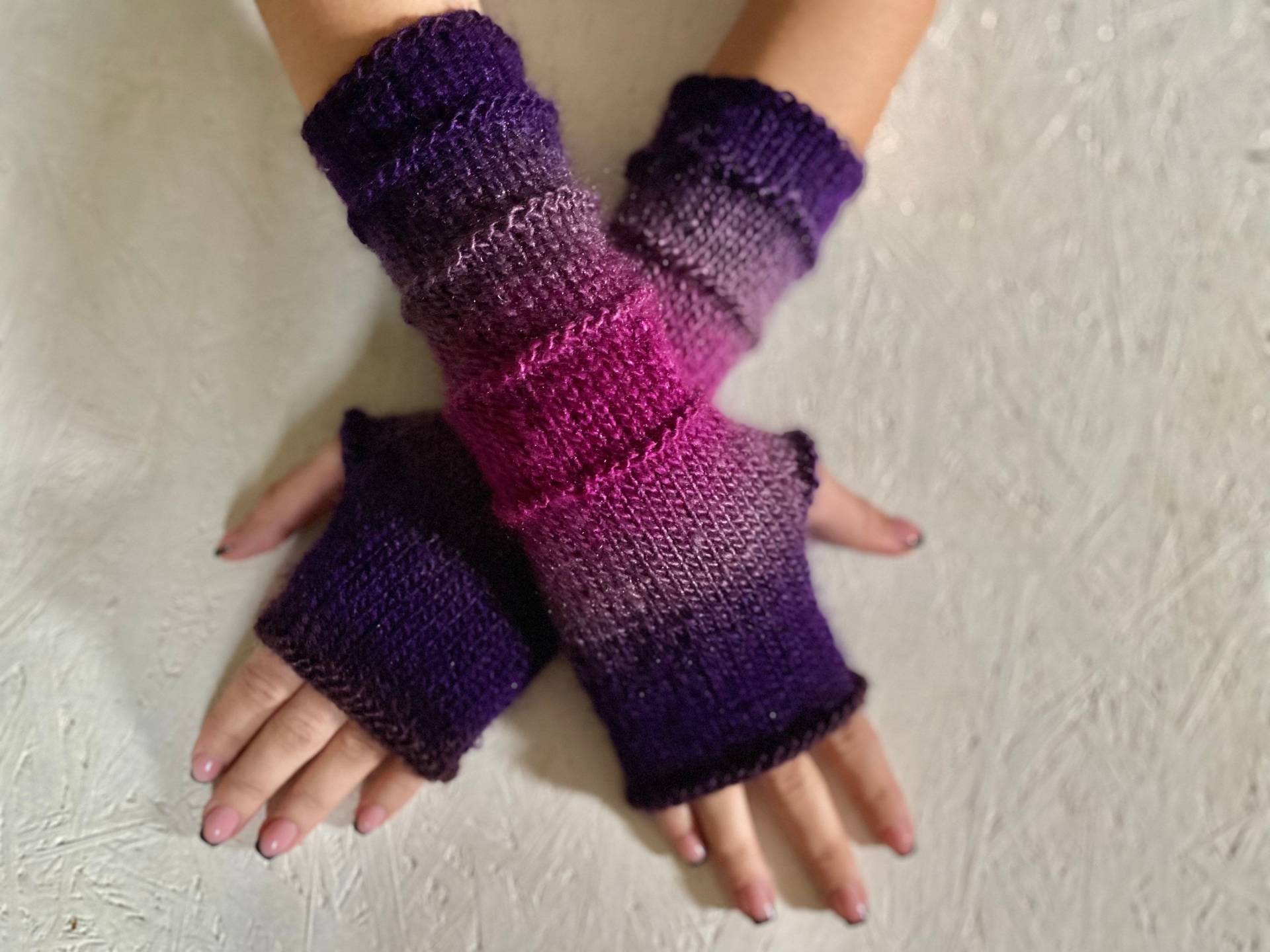 Neue Frauen Regenbogen Fingerlose Handschuhe, Lila Fäustlinge Lange Armstulpen, Boho Pulswärmer. Sofort Versandbereit von CELINICRAFTS