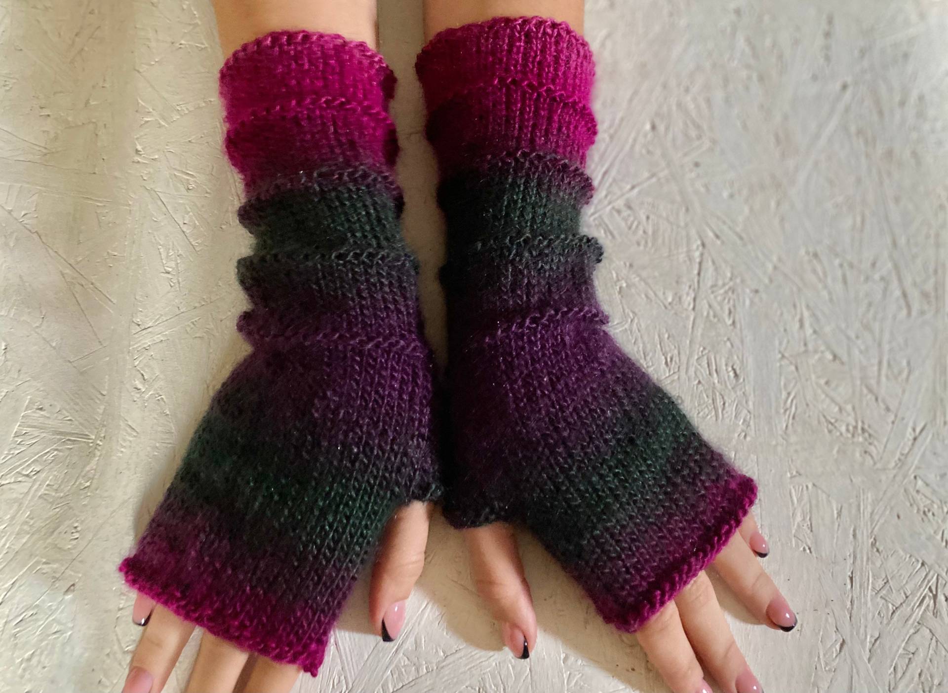 Neue Frauen Regenbogen Fingerlose Handschuhe Lange Armstulpen Boho Handgelenk Versandfertig von CELINICRAFTS