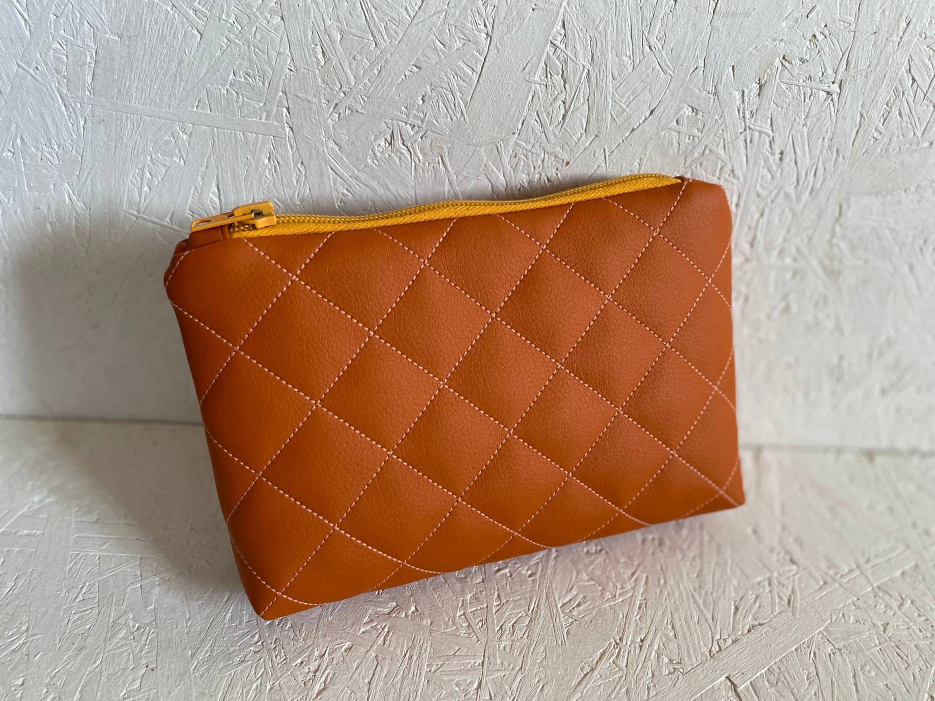 Neues Orangefarbenes Kunstleder/Kosmetiktasche Damen Gesteppte Schminktasche Reisetasche Mit Reißverschluss Geschenk Für Sie Orange von CELINICRAFTS