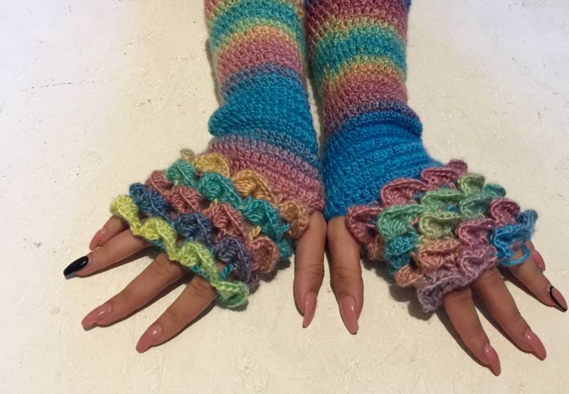 Neuer Verkauf Drachen Skala Handschuhe Gehäkelt Fingerlos Armwärmer Frauen Fingerlos Häkeln Geschenk Winter-Accessoires von CELINICRAFTS