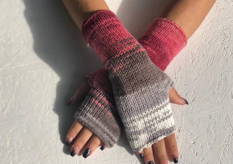 Sofort Versandfertig Stricken Sie Fingerlose Handschuhe Lange Armstulpen Boho Handschuh Handgelenkswärmer Mismatched Pulswärmer von CELINICRAFTS