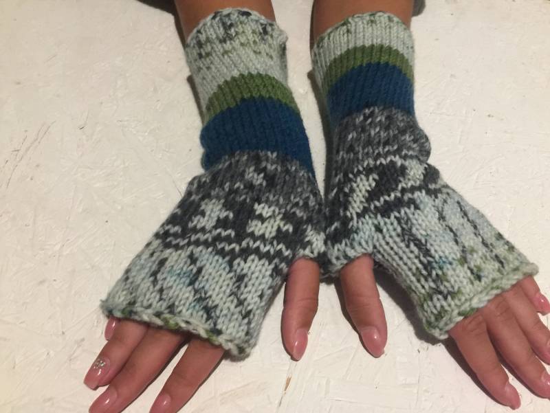 Stricken Sie Neue Frauen Geschenk Handschuhe Fingerlose Stulpen Lange Armstulpen Boho Handschuh Fingerlos Handgelenk Lange Versandfertig von CELINICRAFTS