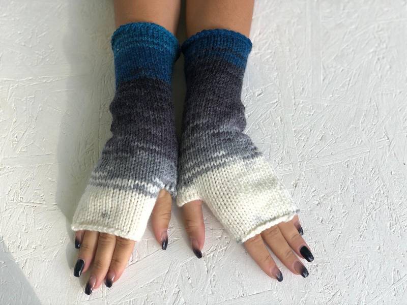 stricken Armstulpen Gestrickte Lange Boho Handschuh Frauen Fingerlose Pulswärmer Mismatched von CELINICRAFTS