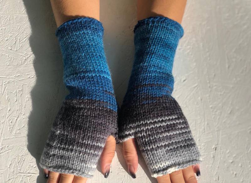 stricken Armstulpen Gestrickte Lange Boho Handschuh Frauen Fingerlose Pulswärmer Mismatched von CELINICRAFTS