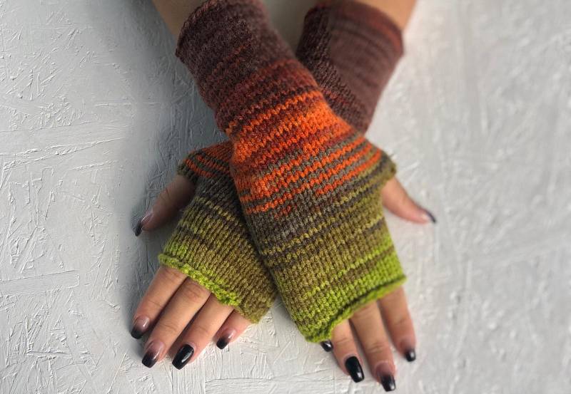 stricken Armstulpen Gestrickte Lange Boho Handschuh Frauen Fingerlose Pulswärmer Mismatched von CELINICRAFTS