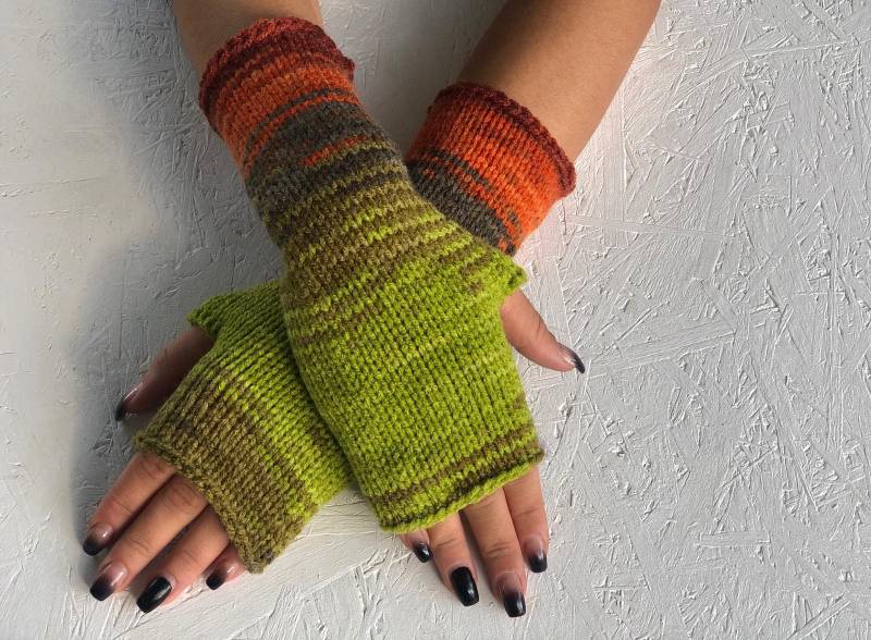 stricken Sie Fingerlose Handschuhe Lange Armstulpen Boho Winter Frauen Fingerlose Pulswärmer Mismatched von CELINICRAFTS