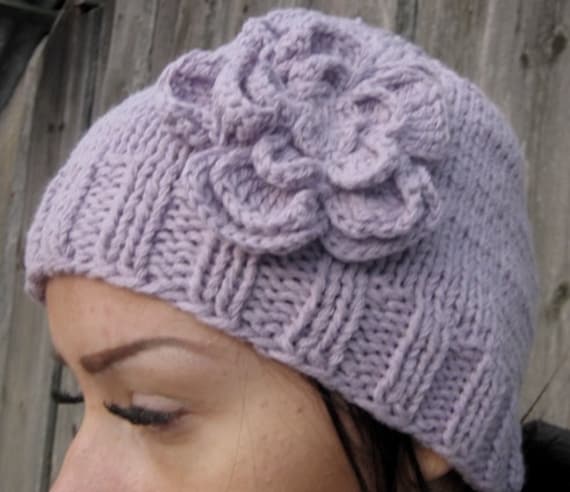 strickmütze Damenmütze, Flieder Mütze, Handstrickmütze, Damenmütze, Häkelblumen, Winteraccessoires, Geschenk Für Frauen, Wollmütze von CELINICRAFTS