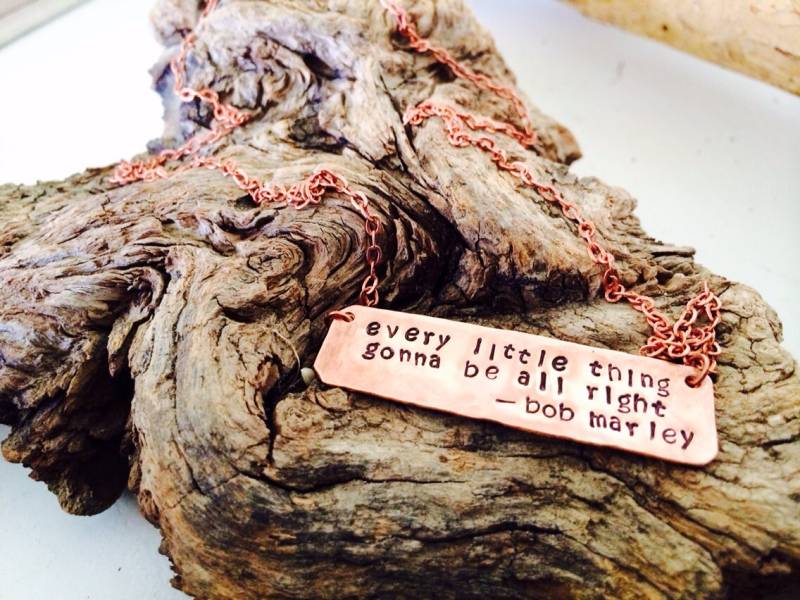 Alle Kleinen Dinge, Die Alles in Ordnung Sein ~ Kupfer Typenschild Halskette Oder Armband Wählen Sie Ihre Eigenen Worte von CENTiment