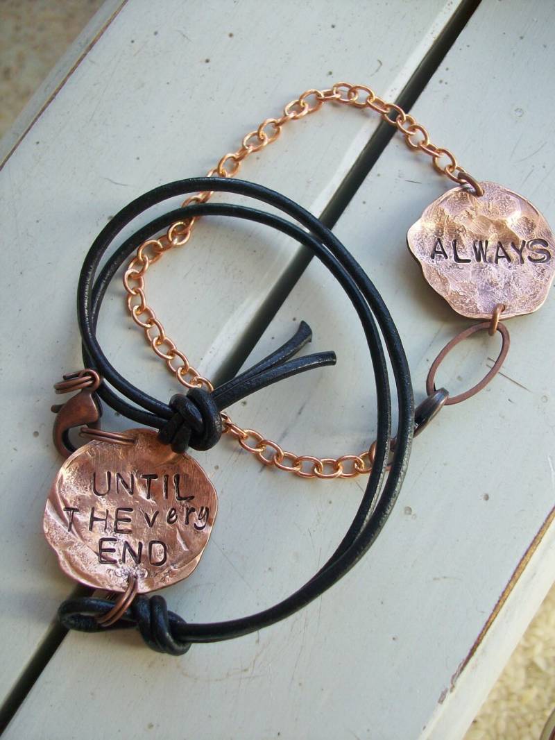 Armbänder Von Handgehämmert "Bis Zum Ende" & "Immer" Schmuck-Set Aus Zwei Armbänder Von Handgehämmert "Bis Zum Ende" & "Immer" Schmuck-Set Aus Zwei von CENTiment