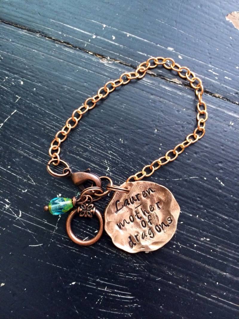 Armband Handgehämmerter Kupferpfennig ~ Mutter Der Drachen Personalisiert Mit Namen Rustikaler Thrones-stil von CENTiment