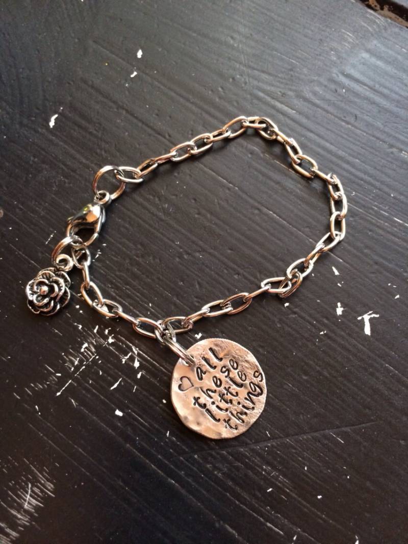 Armband Von Hand Gehämmert Dime Wählen Sie Alle Diese Wenig Ihre Worte von CENTiment