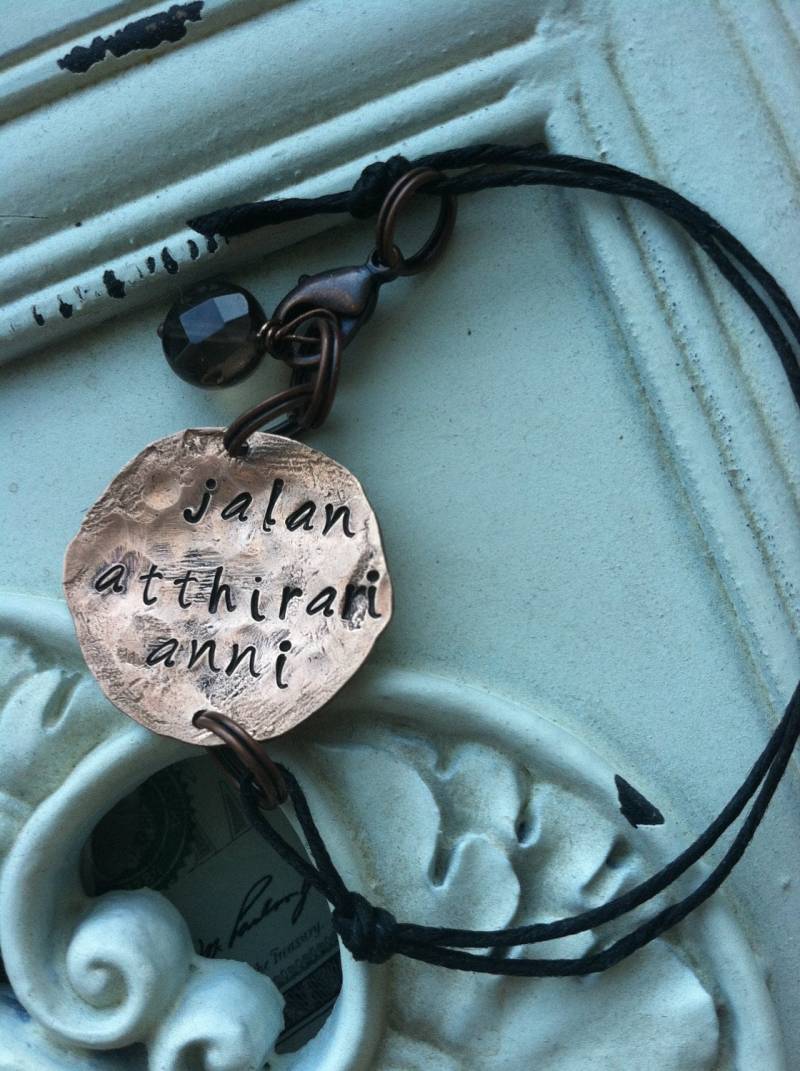 Armband Von Handgehämmert Kupfer Und Leder Wählen Sie Ihre Worte von CENTiment