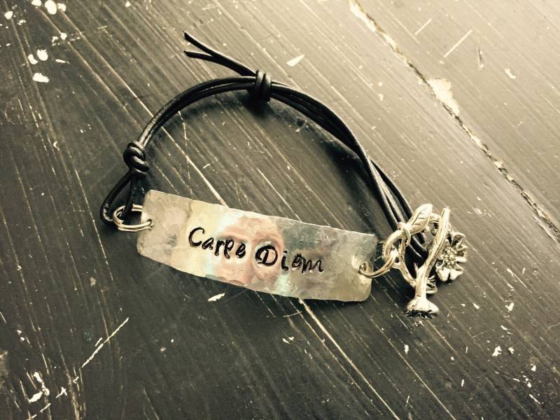 Carpe Diem ~ Armband Von Handgehämmert Metall Personalisierte Lieblingszitat Rustikal von CENTiment