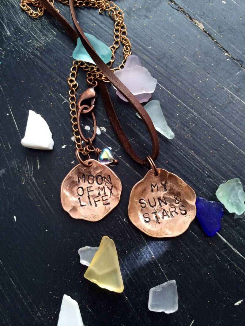 Collier-Set Von Zwei Thront ~ Handgehämmert Kupfer Cent Passen Mit Ihren Worten Sonne Und Sterne Mond Des Lebens Für Das Paar von CENTiment