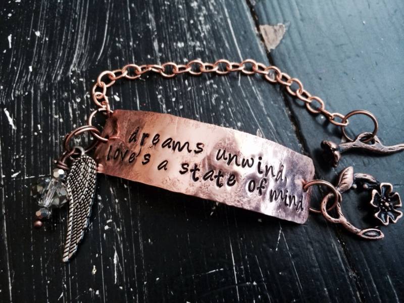 Fleetwood Mac ~ Metall Gestempelt Stevie Nicks Style Gehämmertes Kupfer Armband Träume Unwind Liebt Einen Zustand Rhiannon von CENTiment